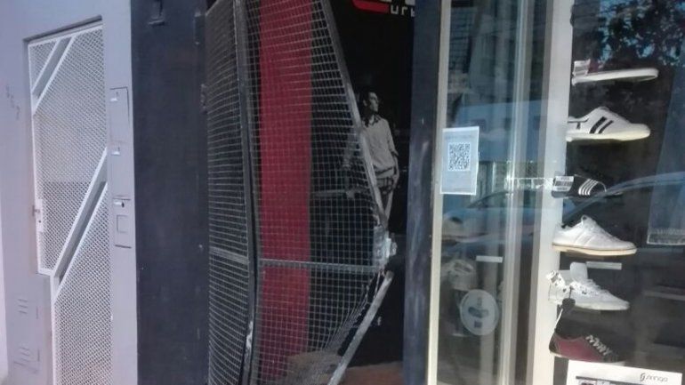 Los ladrones rompieron las rejas del local ubicado en calle San Martín.