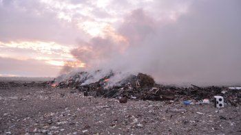 El fuego y el humo son constantes en el vertedero de la ciudad. Los recicladores están cansados de que se los acuse y responsabilizan al Municipio.