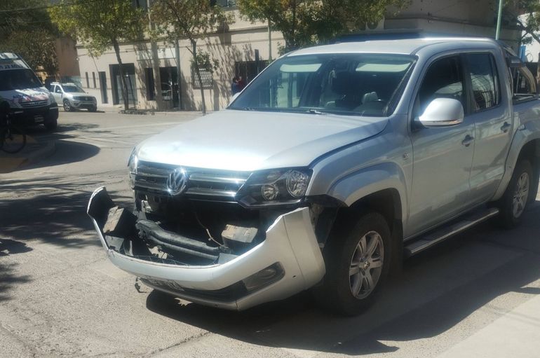 El impacto se produjo este mediodía y un motociclista fue trasladado al hospital. Foto: Gentileza.