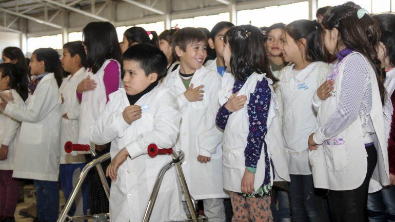 Llenos de emoción, cientos de chicos prometieron lealtad a la bandera