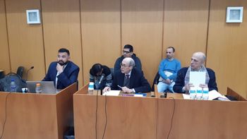 Los tres acusados de haber participado en el crimen y desaparición de Daniel Solano con sus abogados defensores. 
