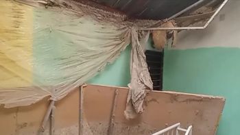 Tras desplomarse, el cielorraso bloqueó los accesos a cuatro departamentos del último piso del edificio de Las 1008, en Comodoro Rivadavia.