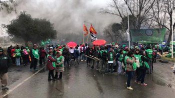 el gremio ate rio negro corta de forma total el transito en los puentes carreteros el gremio ate rio negro corta de forma total el transito en los puentes carreteros