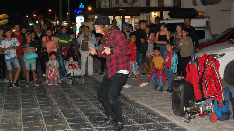 Michael Jackson, furor en la peatonal de Las Grutas