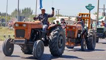 chacareros protestaron con un tractorazo por las rutas del alto valle