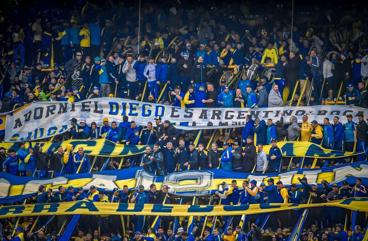 La hinchada de Boca le colgó una bandera a Adorni y el vocero respondió con ironía