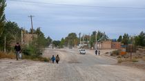 Balsa Las Perlas pertenece al Municipio de Cipolletti, sin embargo dista a 15 kilómetros. Allí viven más de 10 mil habitantes.