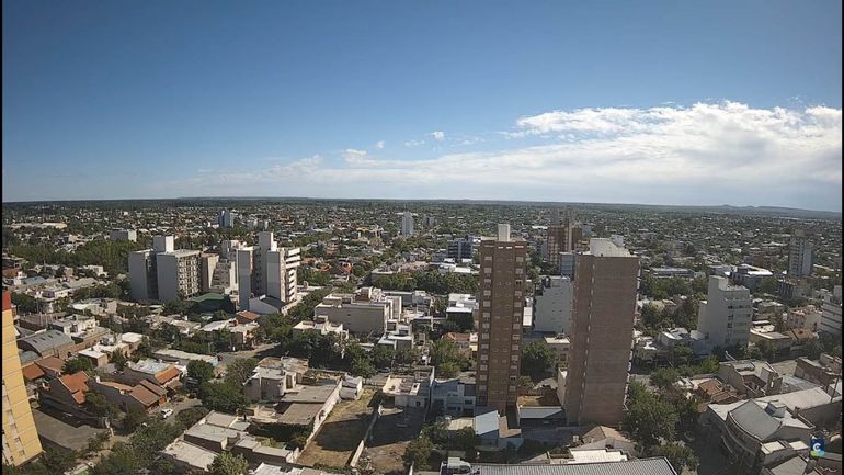 El cielo aplomado durante el fin de semana en el Alto Valle. Este domingo podría despejare durante la jornada. Hermoso Cipolletti. 