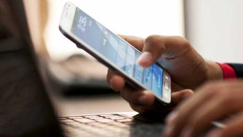 El hombre de 46 años se hacía pasar por adolescente y contactó a los jóvenes de 14 años por redes sociales. 