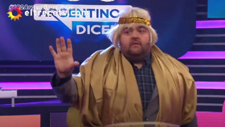 Barassi quiere un Martín Fierro: lanzó amenazas y se disfrazó de la estatuilla dorada