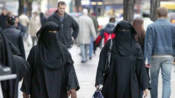 Talibanes instalan el velo obligatorio para mujeres en Afganistán