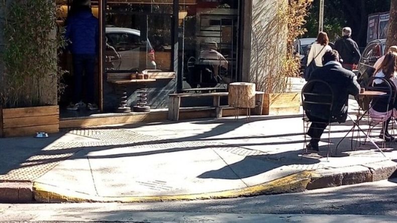 El insólito reclamo en una cafetería porque le dieron comida a un hombre en situación de calle