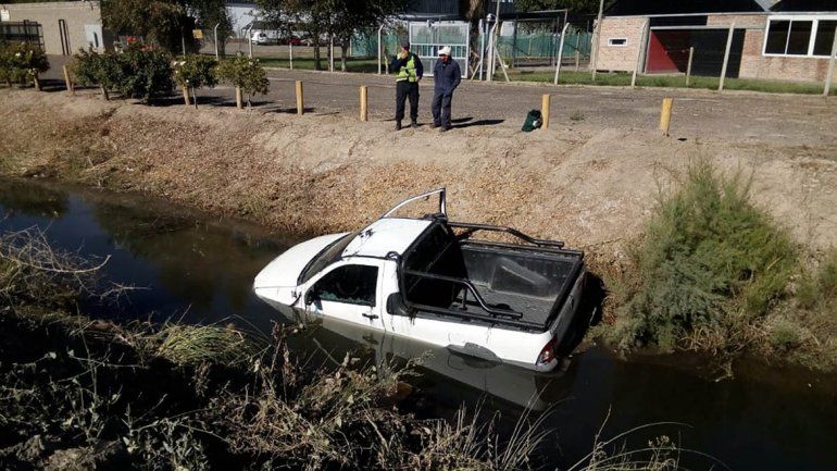 Se despistó en la Ruta 151 y terminó adentro de un desagüe