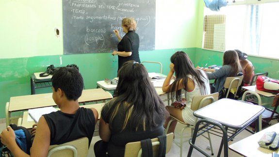 Educación paga uno de los cinco sueldos más altos del país