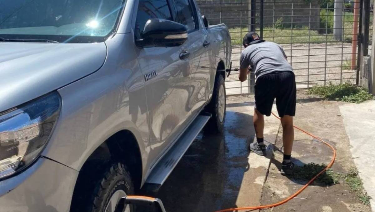Emanuel, en pleno lavado de una camioneta.