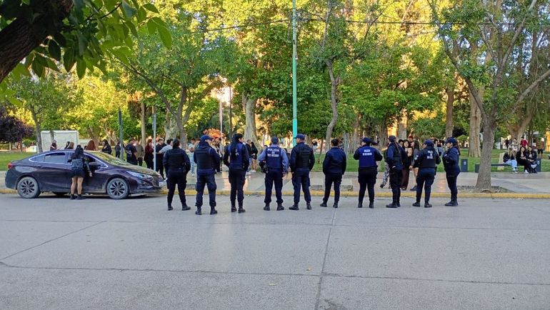 Un sargento de la Policía fue agredido en el rostro de un botellazo
