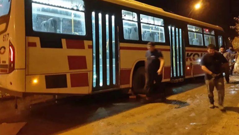 Un colectivo Ko-Ko quedó atascado en la calle y los vecinos salieron al rescate
