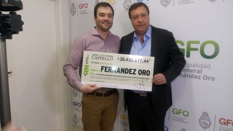 El gobernador Weretilneck le entregó el dinero al intendente Lavin.