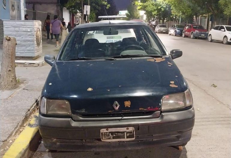 El auto fue secuestrado por el personal policial tras una breve persecución.