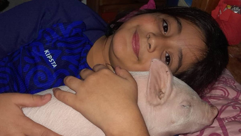 Acá hay amor... Mora en un tierno abrazo con su querida mascota