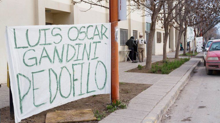 Integrantes de organizaciones sociales cipoleñas se acercaron hasta los tribunales para apoyar a la víctima.