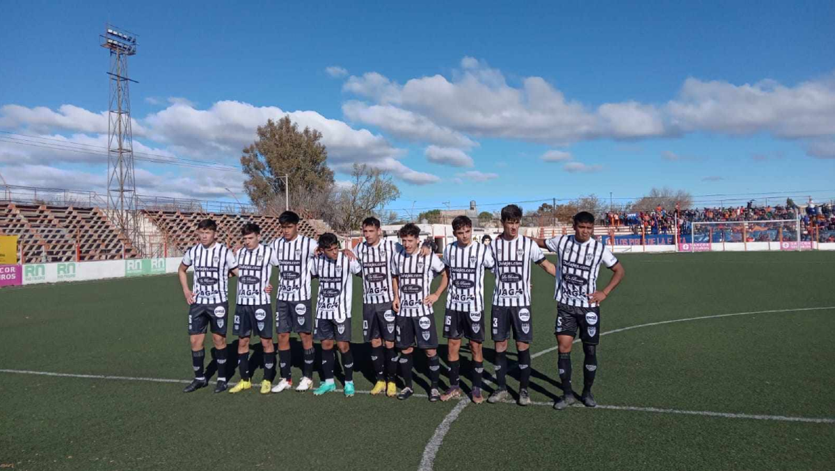 Cipolletti no pudo levantar el trofeo en Roca, pero dejó todo hasta el último minuto. Fotos: Claudio Espinoza