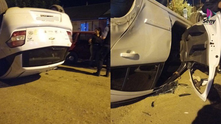 Cinco Saltos: conductor chocó contra un auto estacionado y volcó