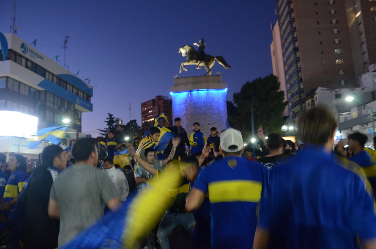 Búscate en las fotos: El loco festejo de los xeneizes en el Alto Valle