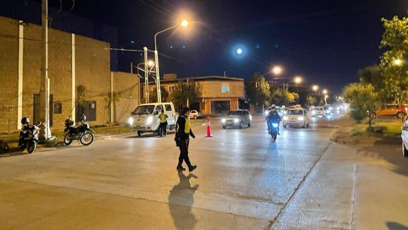 Policía fue embestido por una moto que hacía willy 