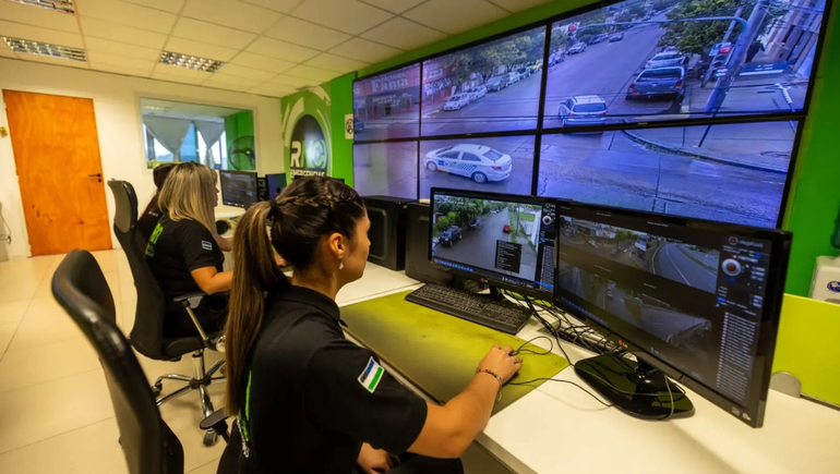 El programa se basa en el uso de la plataforma Milestone, que integrará cámaras, llamadas del 911 y ubicación de móviles en tiempo real. De esta manera, cada evento registrado reunirá automáticamente imágenes, audio y el recorrido de patrulleros.