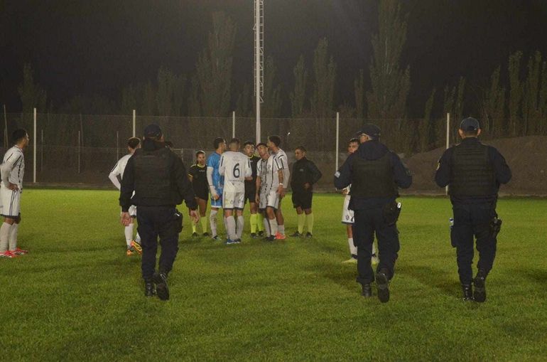 Los protagonistas de la Liga Confluencia empataron tras una previa caliente. Foto: Antonio Spagnuolo