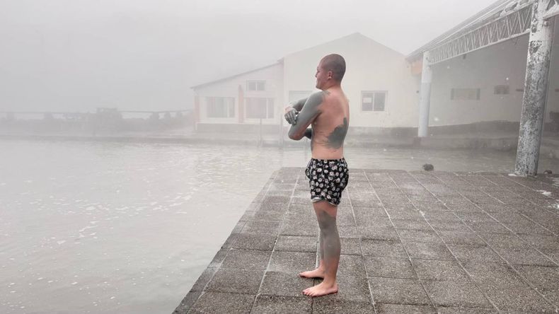 Una maravilla: mientras caía la nieve, los turistas disfrutaron las bondades de las termas de Copahue