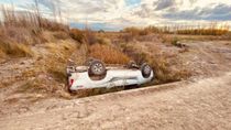 La Toyota Hilux Blanca cayó al canal y quedó destrozada.