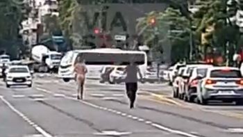 video: salio a correr desnudo y provoco un caos de transito