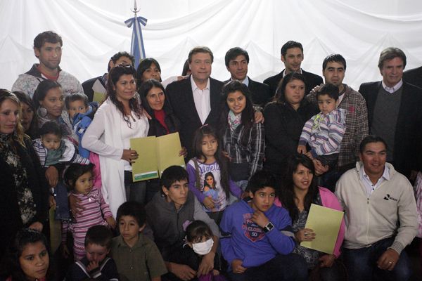 Weretilneck entregó 18 viviendas en Darwin