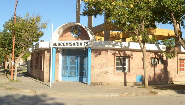 Cares fue demorado en la Subcomisaría de las 1200 y se ahorcó con un pullover. La Justicia ordenó el pago de una indemnización al padre, que apeló porque consideró poco el monto. Cares fue demorado en la Subcomisaría de las 1200 y se ahorcó con un pullover. La Justicia ordenó el pago de una indemnización al padre, que apeló porque consideró poco el monto.