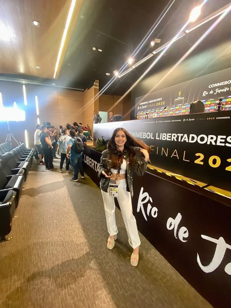 La joven periodista roquense en el sector de Prensa en la zona baja del estadio. La joven periodista roquense en el sector de Prensa en la zona baja del estadio.