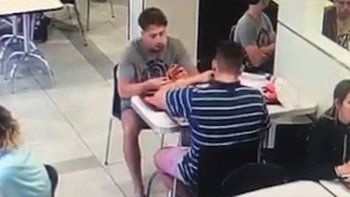 Los rugbiers Máximo Thomsen y Lucas Pertossi comen en un local de comidas rápidas, tras matar a Fernando Báez Sosa. Los rugbiers Máximo Thomsen y Lucas Pertossi comen en un local de comidas rápidas, tras matar a Fernando Báez Sosa.