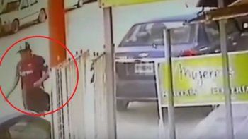 le inhibio la alarma del auto y robo todo lo que encontro 