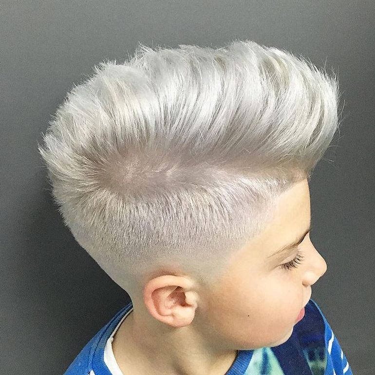 El colegio no permitía colores no naturales en el cabello. El colegio no permitía colores no naturales en el cabello.