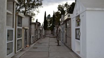 Una mujer visitaba a su padre en el cementerio y encontró un hombre desnudo.