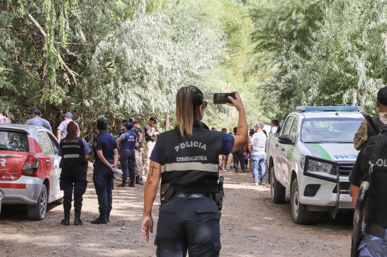 Efectivos policiales, algunos de ellos con armas largas y miembros del gabinete de Criminalística se acercaron a brindar soporte a la Fiscalía.