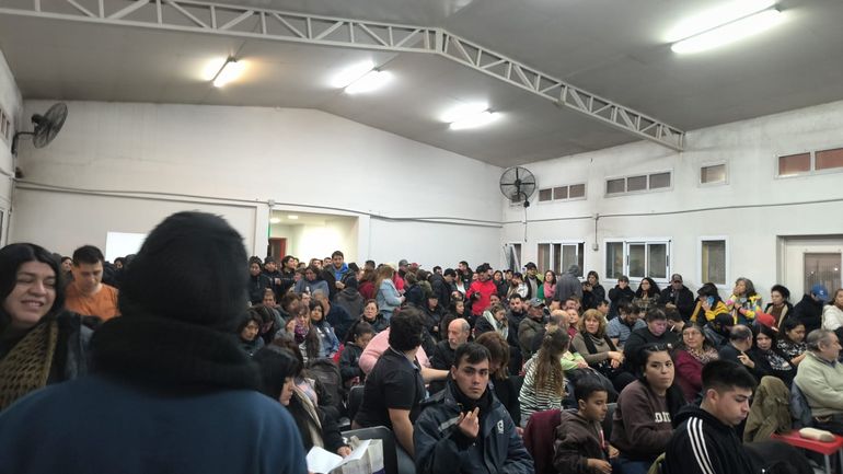Una numerosa concurrencia tuvo la audiencia pública para debatir la creación de la Zona Especial Socio Productiva (ZESP) para la normalización definitiva del Barrio Aliwen de Fernández Oro, en el que tendrán su hogar 250 familias. Una numerosa concurrencia tuvo la audiencia pública para debatir la creación de la Zona Especial Socio Productiva (ZESP) para la normalización definitiva del Barrio Aliwen de Fernández Oro, en el que tendrán su hogar 250 familias.