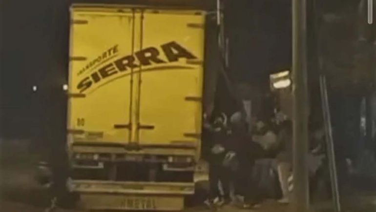 Robos organizados: 20 personas vaciaron el camión de un súper