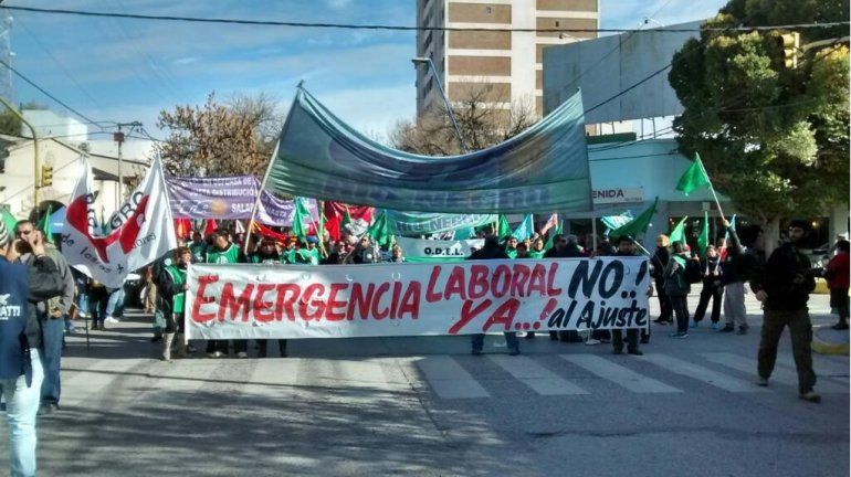 Marchan en Roca contra las medidas de ajuste