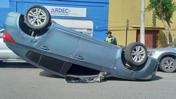 Rawson: así quedó uno de los autos que protagonizaron el insólito accidente.