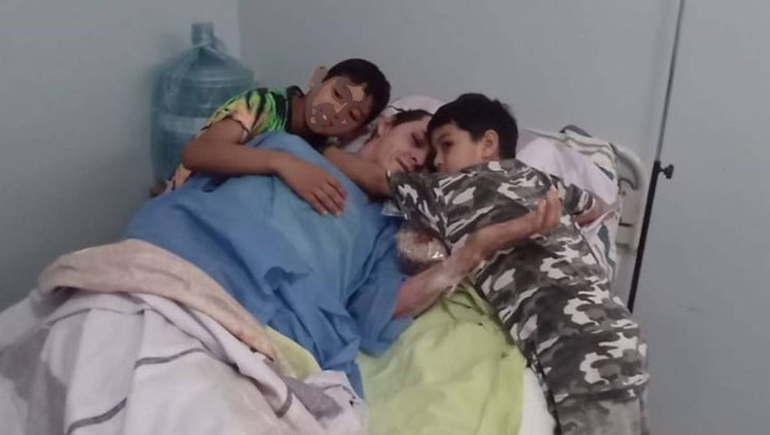 Los nenes y su papá vieron una Navidad muy especial y emocionante. Foto gentileza Radio Terapia de Allen.