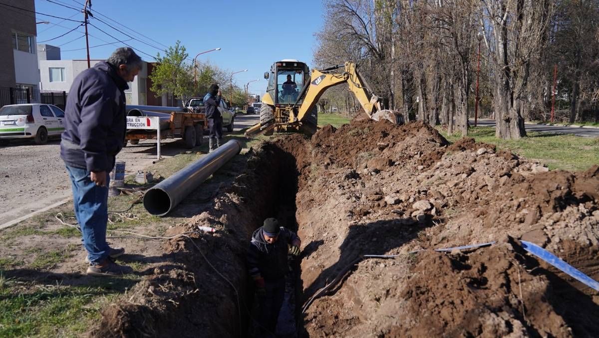 Comenzó la extensión de la red de agua para los barrios populares.