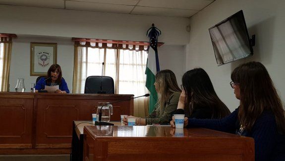 Abandonó a su hija y volvió  con el abusador