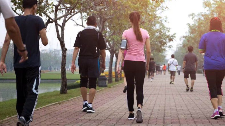 Caminata efectiva: expertos explican cuántos pasos diarios son necesarios para bajar de peso